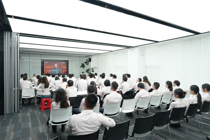 ဆယ်နှစ်ခန့်အမြင့်ဆုံးအမြင့်ဆုံးများ, လူ ဦး ရေ 1.4 ဘီလီယံသည်မိခင်များ၏နှလုံးသားကိုမိခင်ဖြစ်သူနှင့်ဆင်တူသည်