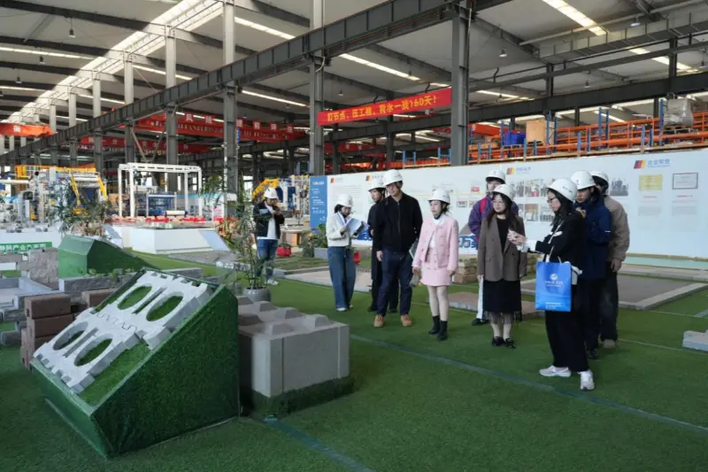 နိုင်ငံရပ်ခြား ဖွံ့ဖြိုးတိုးတက်ရေး လိုအပ်ချက်များကို အာရုံစိုက်ကာ၊ Quangong Machinery Co., Ltd. သည် နိုင်ငံတကာမှ စွမ်းရည်များကို ပြုစုပျိုးထောင်ရန် Fuzhou University of Foreign Studies and Trade နှင့် ပူးပေါင်းဆောင်ရွက်ခဲ့ပါသည်။